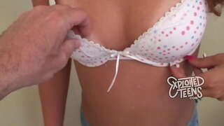 19-vuotias kuuma teini nussii ja saa suu täynnä cum