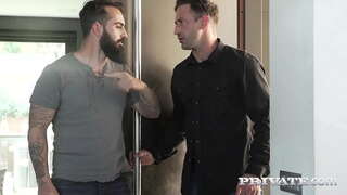 Αυτό το καυλωμένο κώλο ξανθιά γκόμενα δεν μπορεί να πάρει αρκετό πουλί! Βάζει τον κώλο της για να πάρει έντονο μουνί σφυροκόπημα και το διπλό βαθύ λαρύγγι δράση σε μια άσχημη τρίο. Πλήρη Κίνηση σε Private.com!