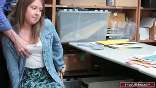 Брюнетка магазинын кутэмын лушкаськон, сое вӧсь каро но, офицеръёс.Сое со пичи сиська но со кутылэ доминировать каремезъя, со понна сое лэсьто минет.Собере соос со кысӥе трахать