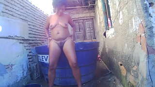 Umývanie nad moje bazén v nude