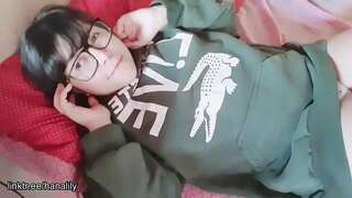 فتاة في سن المراهقة لمس فرجها