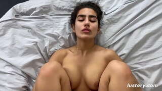 Pinning Hendes Ben Over Hendes Hoved For En Dybere Indtrængen