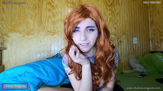 فتاة يحصل متحمس أمام الشاشة