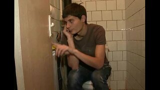 ���வர் வகிக்கிறது பெரிய டிக் என்ற பையன்