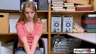 Waarm jonkt Meedche Dieb gefickt vun engem korrupten cop