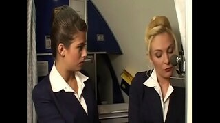 Похотливи курви-стюардеси смучат инструмент на човек в бар