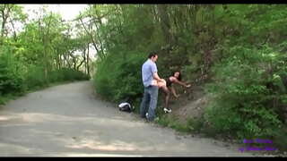 أول ما تلمس بعضها البعض في شريط ثم يذهبون إلى الجحيم في الحدائق العامة